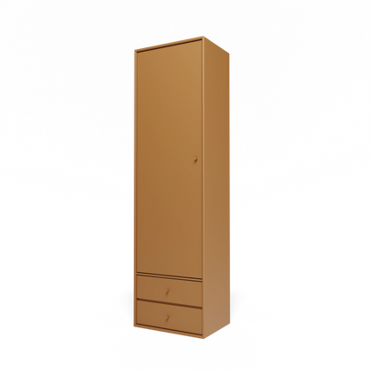 Armoire Attire I Montana, laque 142 Amber, suspendu au rail mural, vue de trois quarts sur fond blanc
