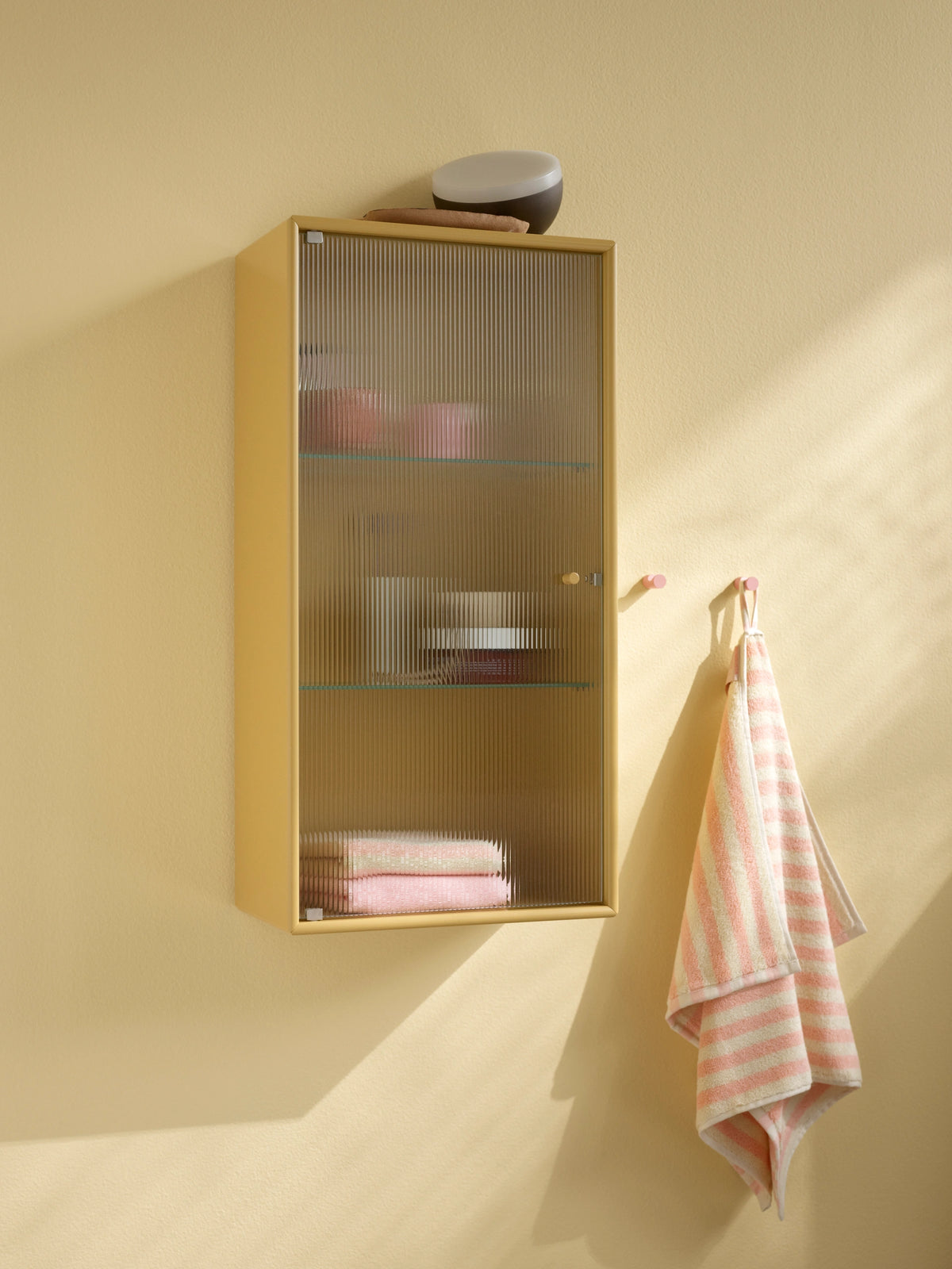 Cabinet Ripple V en situation : Ripple V en laque Cumin au mur d&