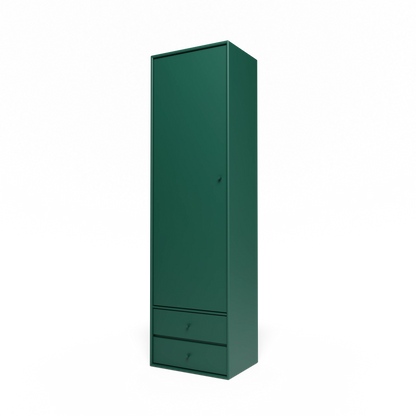 Armoire Attire I Montana, laque 136 Pine, suspendu au rail mural, vue de trois quarts sur fond blanc