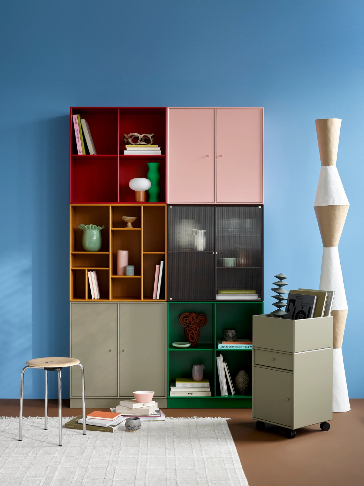 Cabinet Ripple II de Montana en Balsamic dans une composition murale avec Show, Cover et Compile, caisson Runner en Fennel et tabouret Kevi