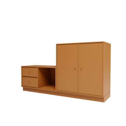 Banc Rest I Montana, laque 142 Amber, sur socle de 7 cm, vue de trois quarts sur fond blanc
