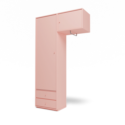 Armoire Attire II Montana, laque 167 Ruby, sur socle de 3 cm, vue de trois quarts sur fond blanc