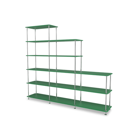 Etagère Free 542000 Montana, tablettes 232 Parsley et structure 44C Chrome, vue de trois quarts sur fond blanc