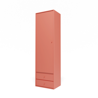 Armoire Attire I Montana, laque 151 Rhubarb, suspendu au rail mural, vue de trois quarts sur fond blanc