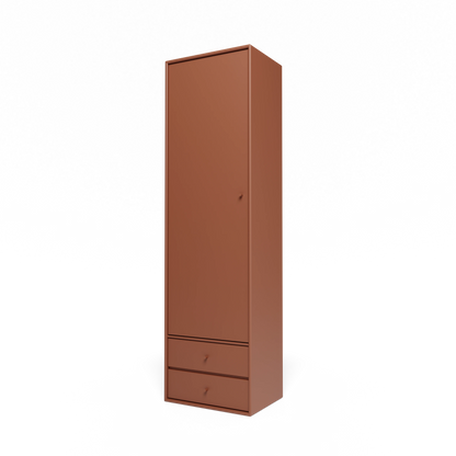 Armoire Attire I Montana, laque 146 Hazelnut, suspendu au rail mural, vue de trois quarts sur fond blanc