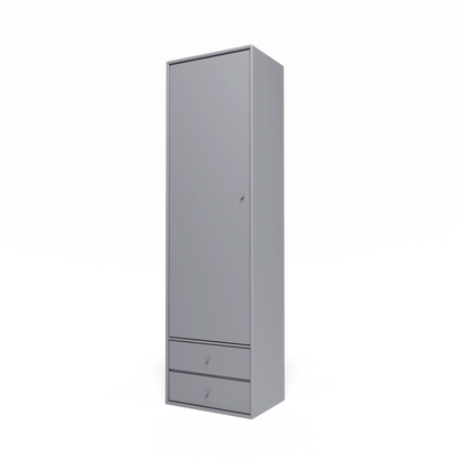 Armoire Attire I Montana, laque 100 Graphic, suspendu au rail mural, vue de trois quarts sur fond blanc