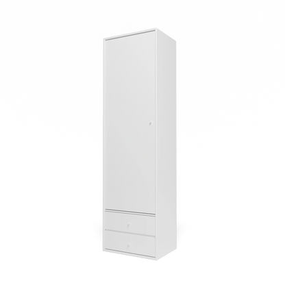 Armoire Attire I Montana, laque 101 New White, suspendu au rail mural, vue de trois quarts sur fond blanc