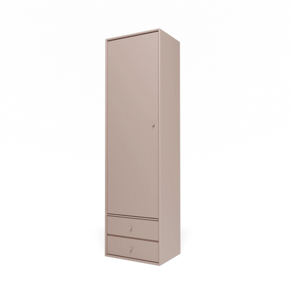 Armoire Attire I Montana, laque 137 Mushroom, suspendu au rail mural, vue de trois quarts sur fond blanc
