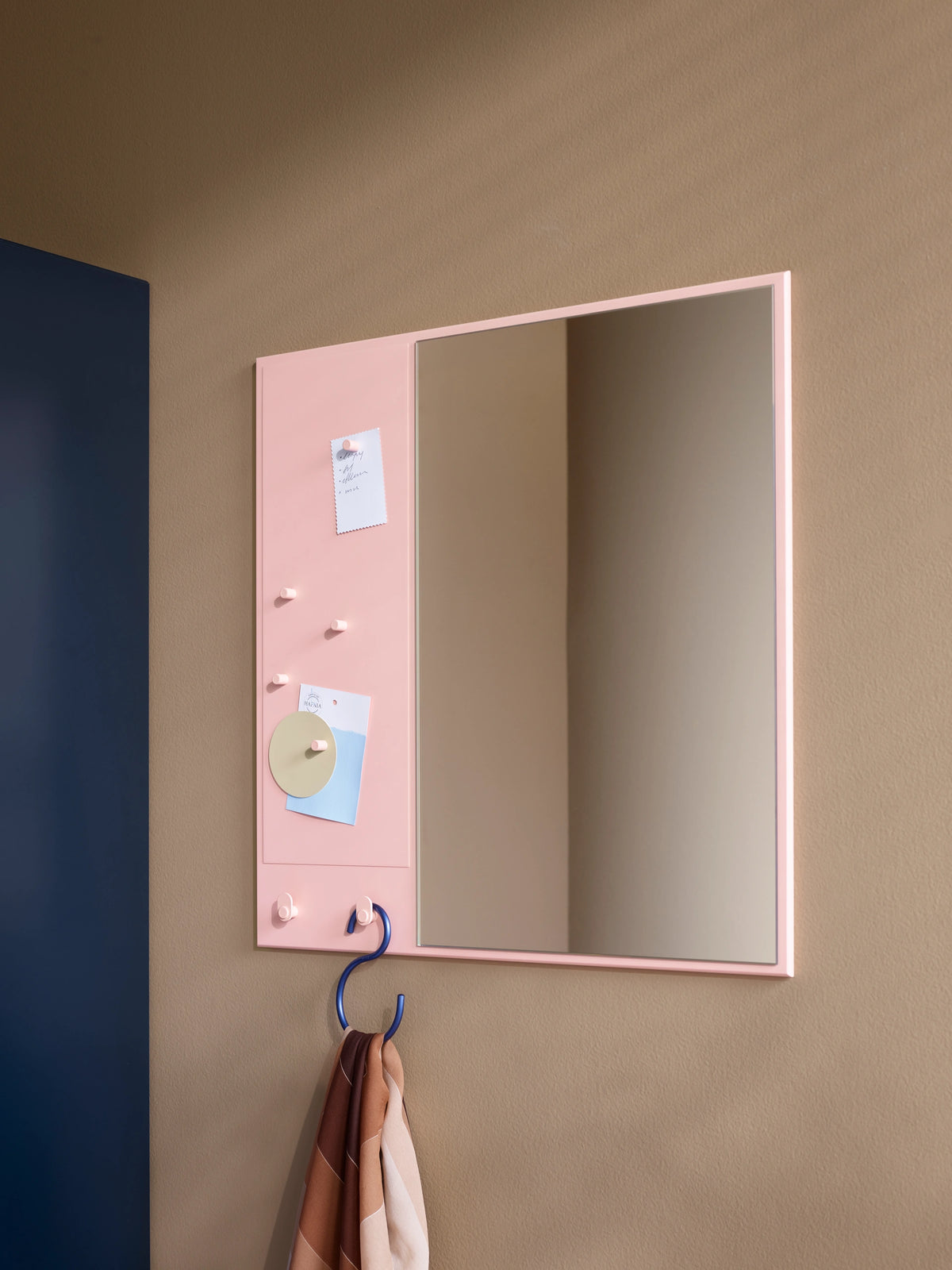 Miroir Memo Montana laqué Ruby fixé au mur