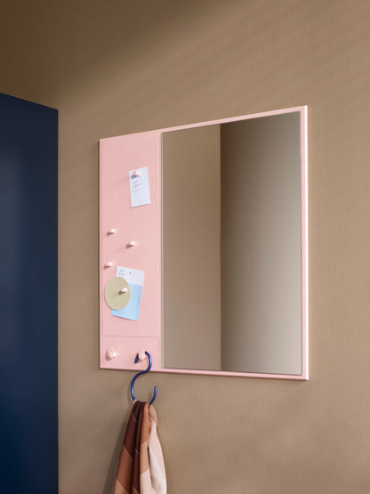 Miroir Memo Montana laqué Ruby fixé au mur