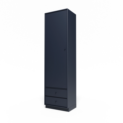 Armoire Attire I Montana, laque 147 Shadow, sur socle de 7 cm, vue de trois quarts sur fond blanc