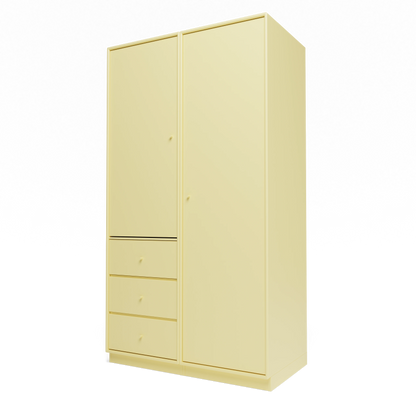 Armoire Attire III Montana, laque 159 Camomile, sur socle de 7 cm, vue de trois quarts sur fond blanc