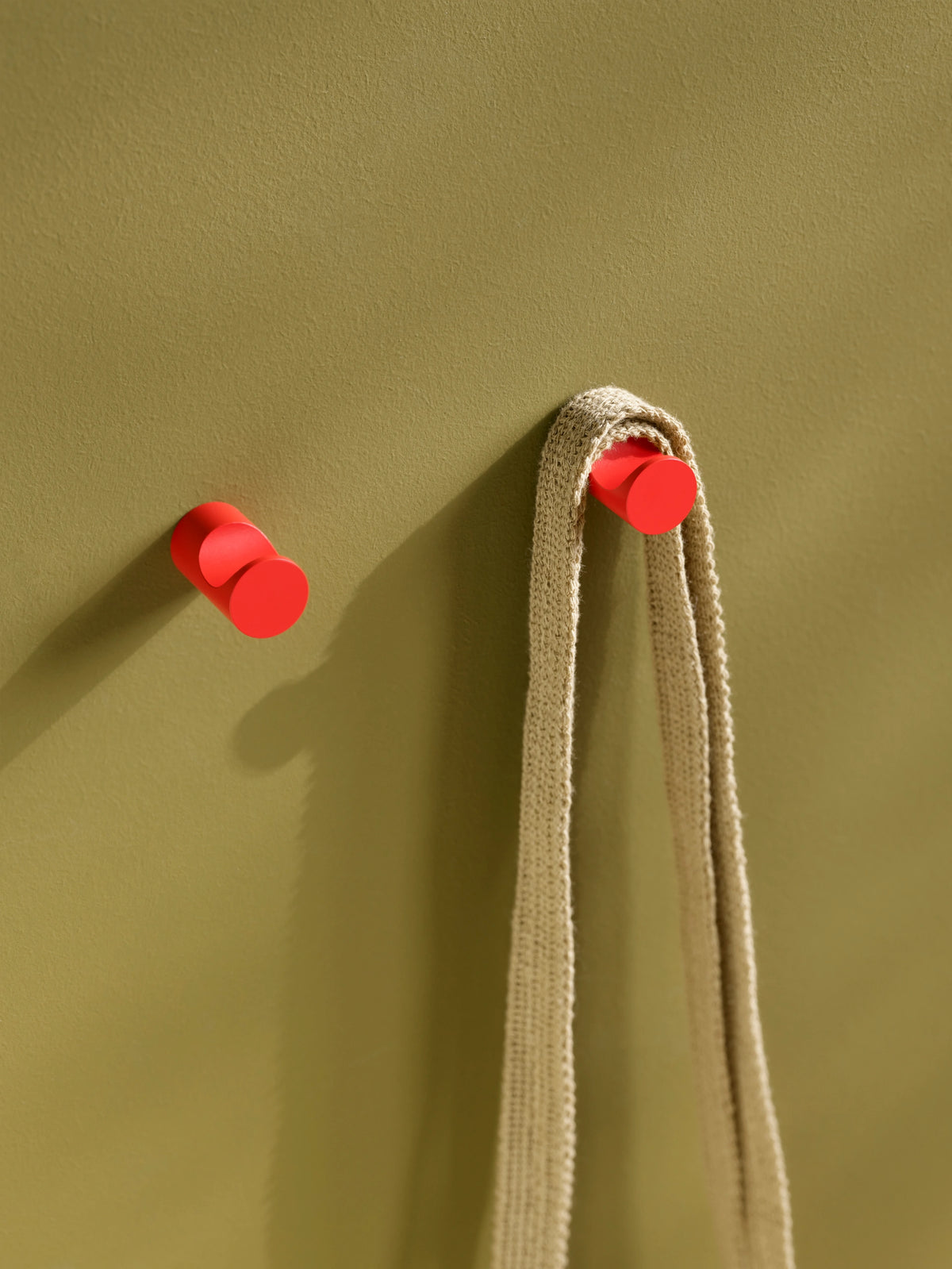 Patères HOOK (lot de 2) en situation : détail de patères HOOK en Rosehip au mur