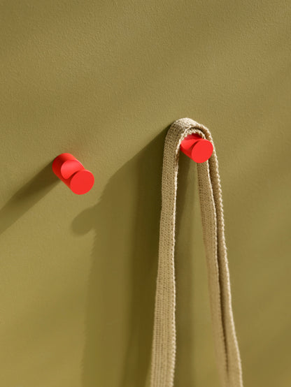 Patères HOOK (lot de 2) en situation : détail de patères HOOK en Rosehip au mur
