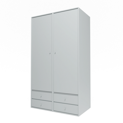 Armoire Attire IV Montana, laque 156 Oyster, suspendu au rail mural, vue de trois quarts sur fond blanc