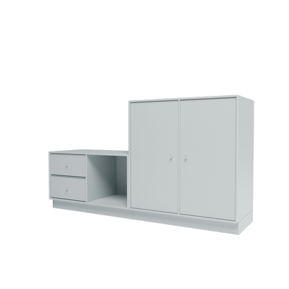 Banc Rest I Montana, laque 156 Oyster, sur socle de 7 cm, vue de trois quarts sur fond blanc