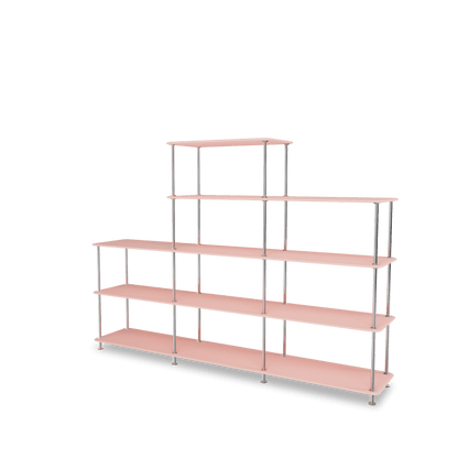 Etagère Free 342000 Montana, tablettes 167 Ruby et structure 44C Chrome, vue de trois quarts sur fond blanc