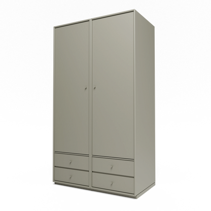 Armoire Attire IV Montana, laque 144 Fennel, sur socle de 3 cm, vue de trois quarts sur fond blanc