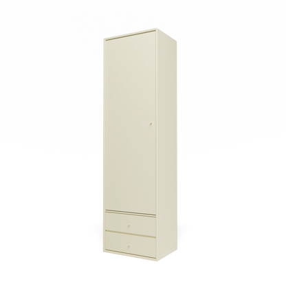 Armoire Attire I Montana, laque 150 Vanilla, suspendu au rail mural, vue de trois quarts sur fond blanc
