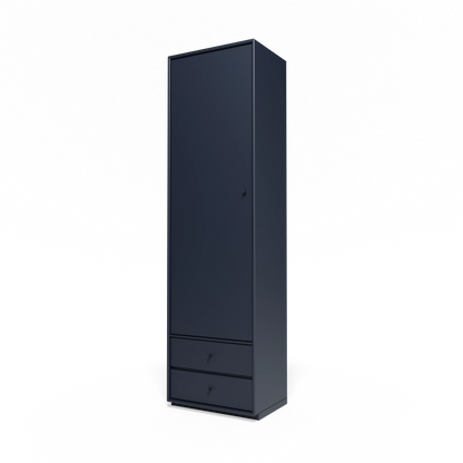 Armoire Attire I Montana, laque 147 Shadow, sur socle de 3 cm, vue de trois quarts sur fond blanc