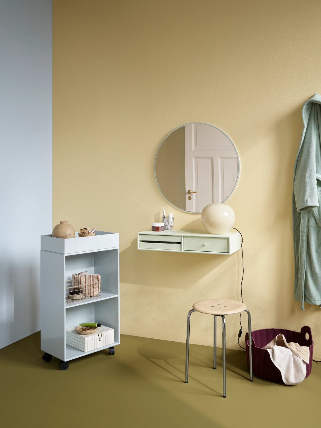 Etagère murale Makeup de Montana fixée sous un miroir rond Around, avec un chariot Preppy en laque Oyster et un tabouret Kevi