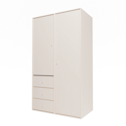 Armoire Attire III Montana, laque 158 Oat, suspendu au rail mural, vue de trois quarts sur fond blanc