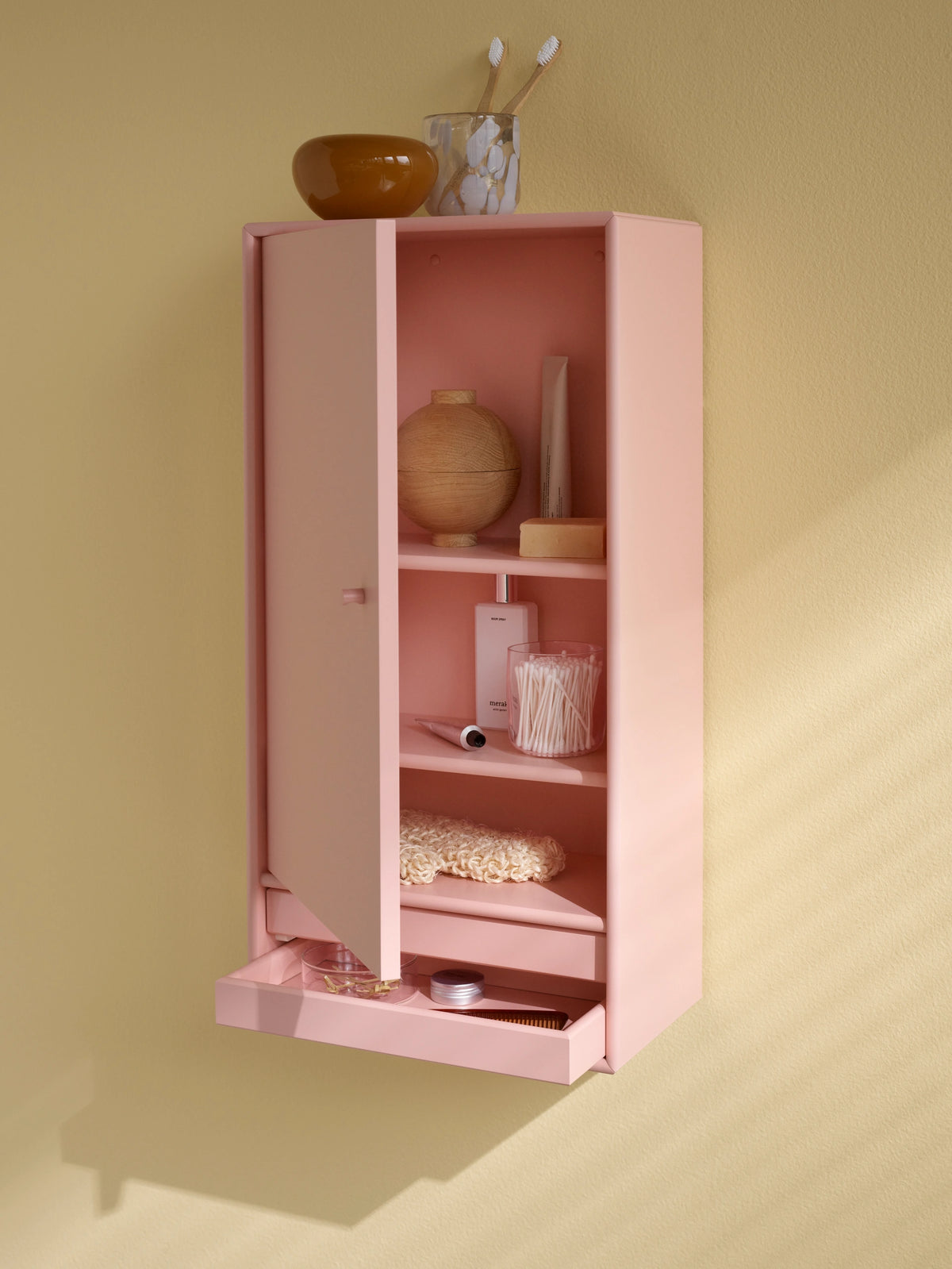Armoire de salle de bain Reset I en situation : détail du Reset I en laque Ruby