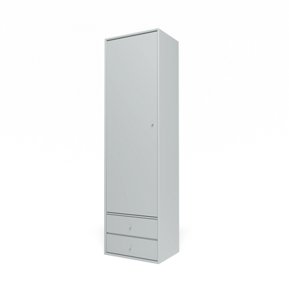 Armoire Attire I Montana, laque 156 Oyster, suspendu au rail mural, vue de trois quarts sur fond blanc