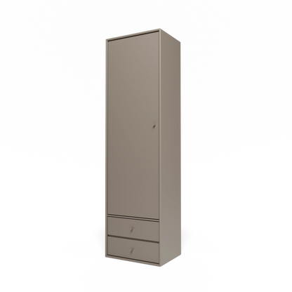 Armoire Attire I Montana, laque 141 Truffle, suspendu au rail mural, vue de trois quarts sur fond blanc