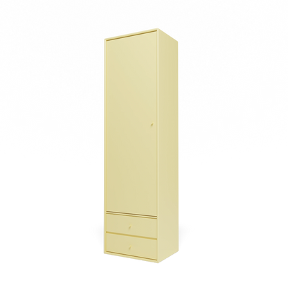 Armoire Attire I Montana, laque 159 Camomile, suspendu au rail mural, vue de trois quarts sur fond blanc