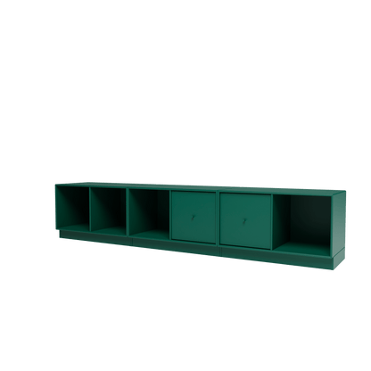 Banc Rest III Montana, laque 136 Pine, sur socle de 7 cm, vue de trois quarts sur fond blanc