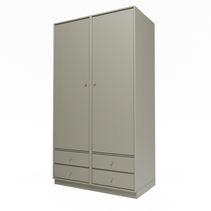 Armoire Attire IV Montana, laque 144 Fennel, sur socle de 7 cm, vue de trois quarts sur fond blanc