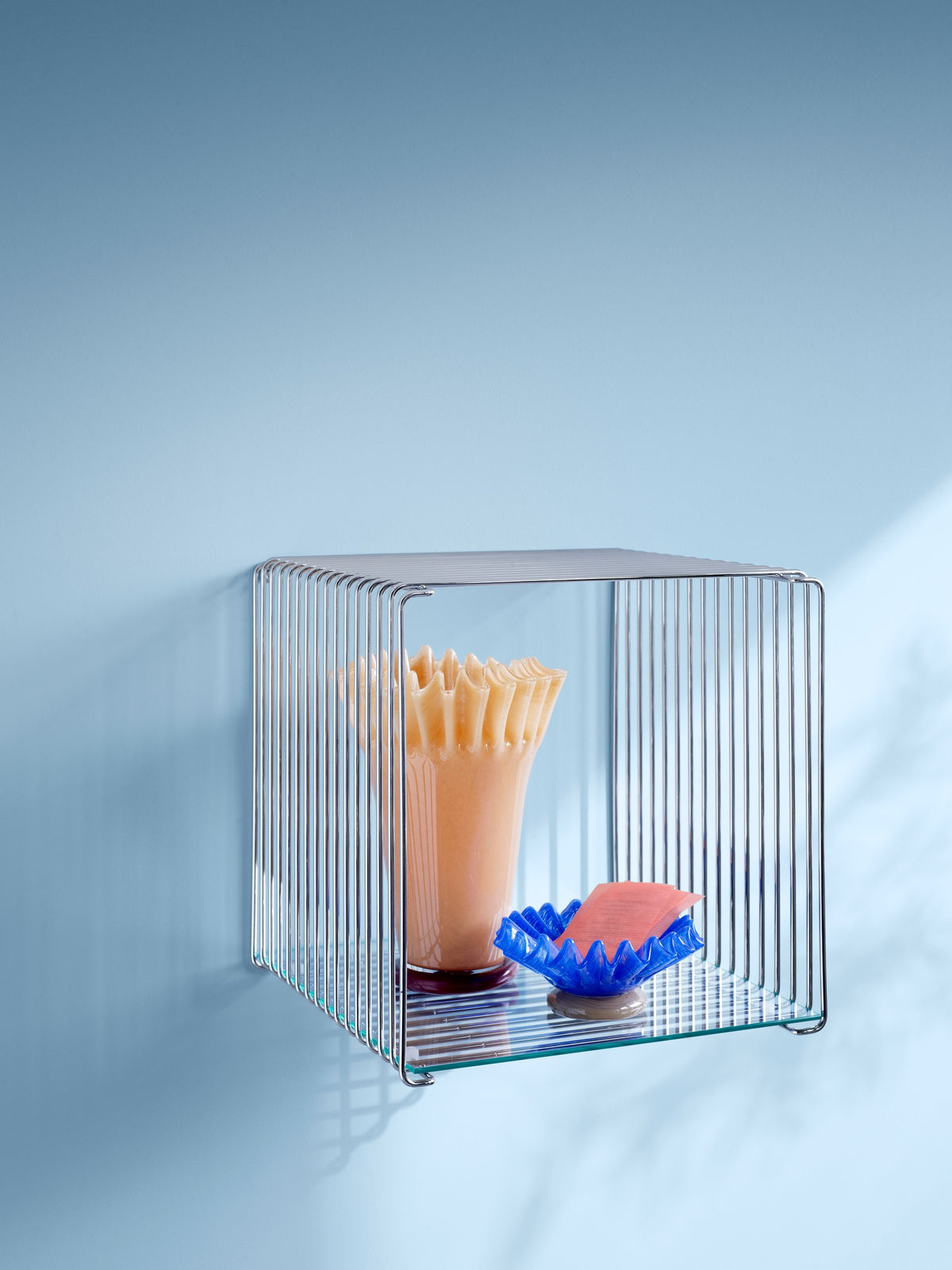 Module Panton Wire Single chromé avec une tablette en verre clair, en situation