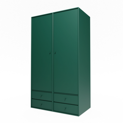Armoire Attire IV Montana, laque 136 Pine, suspendu au rail mural, vue de trois quarts sur fond blanc