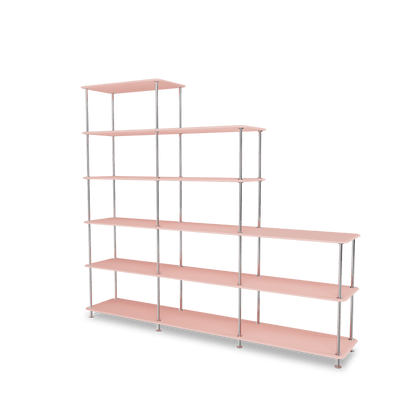 Etagère Free 542000 Montana, tablettes 167 Ruby et structure 44C Chrome, vue de trois quarts sur fond blanc