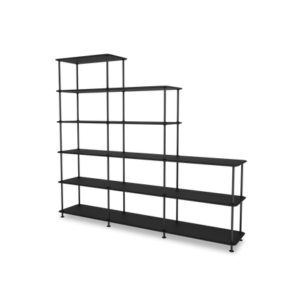 Etagère Free 542000 Montana, tablettes 207 Black et structure 05 Black, vue de trois quarts sur fond blanc