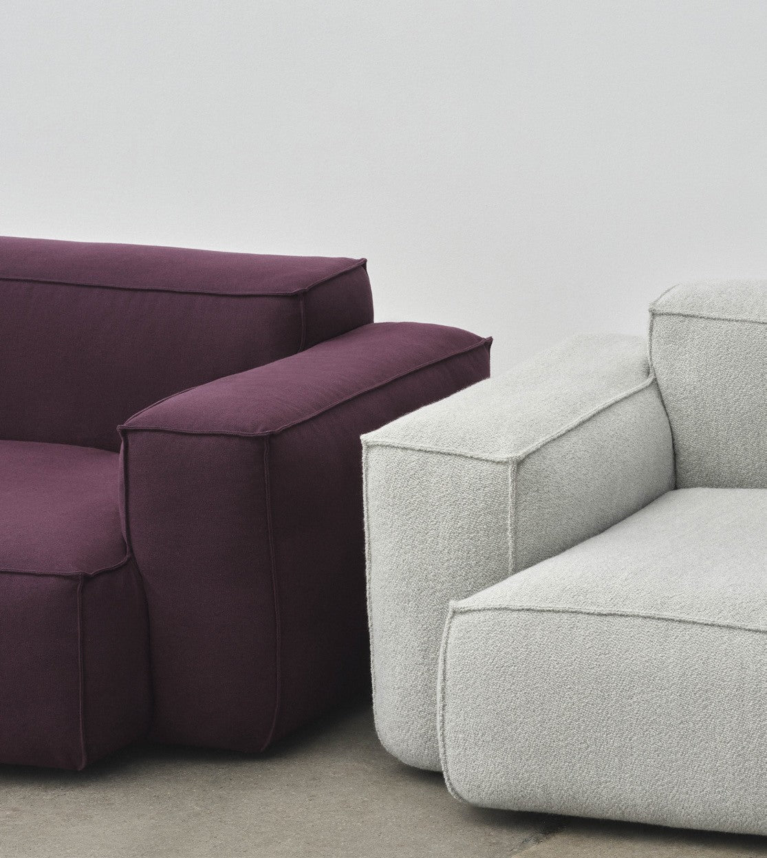 Deux canapés Mags Soft Low déhoussables de Hay, tissus Story 014 prune et Turf gris clair