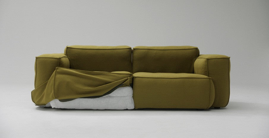 Housse du canapé Mags Soft Low déhoussable de Hay retirée à moitié : elle se détache sans outil grâce aux attaches velcro