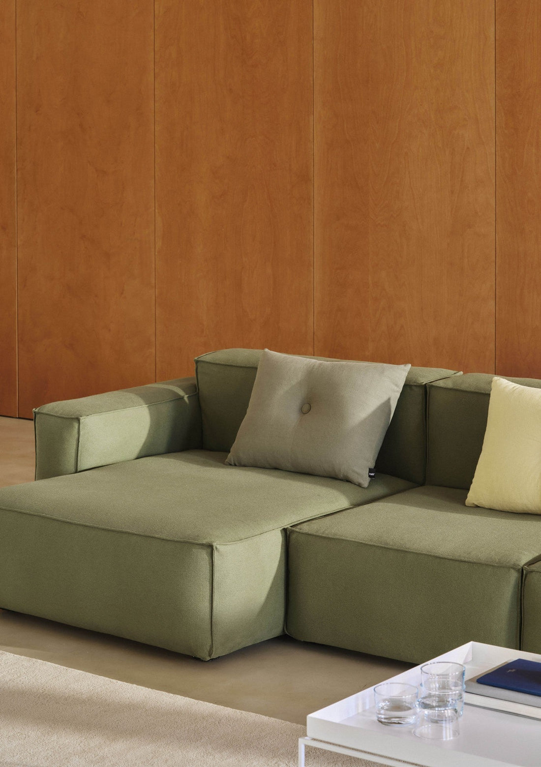 Canapé Mags Soft Low déhoussable de Hay, 3 places combinaison 4, tissu Linara 100, devant un mur en bois