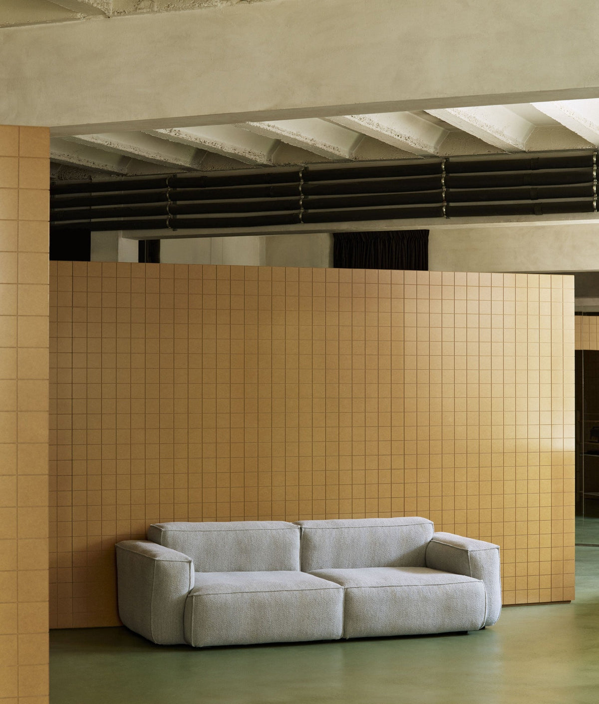 Canapé Mags Soft Low déhoussable de Hay, 2,5 places combinaison 1, tissu Turf gris clair, devant un mur carrelé