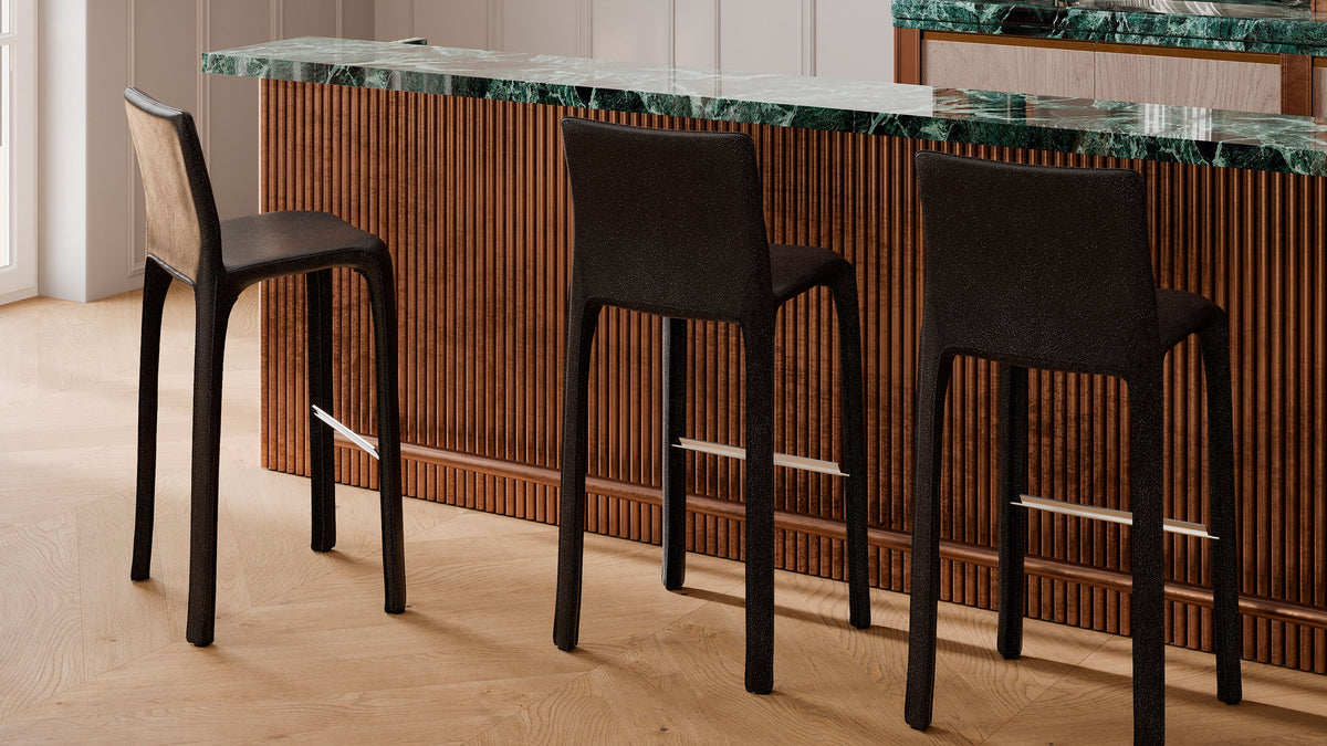 Tabouret de bar Cab 410 de Mario Bellini - Cassina-trois tabourets noirs devant un comptoir en marbre-Cassina