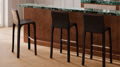 Tabouret de bar Cab 410 de Mario Bellini - Cassina-trois tabourets noirs devant un comptoir en marbre-Cassina