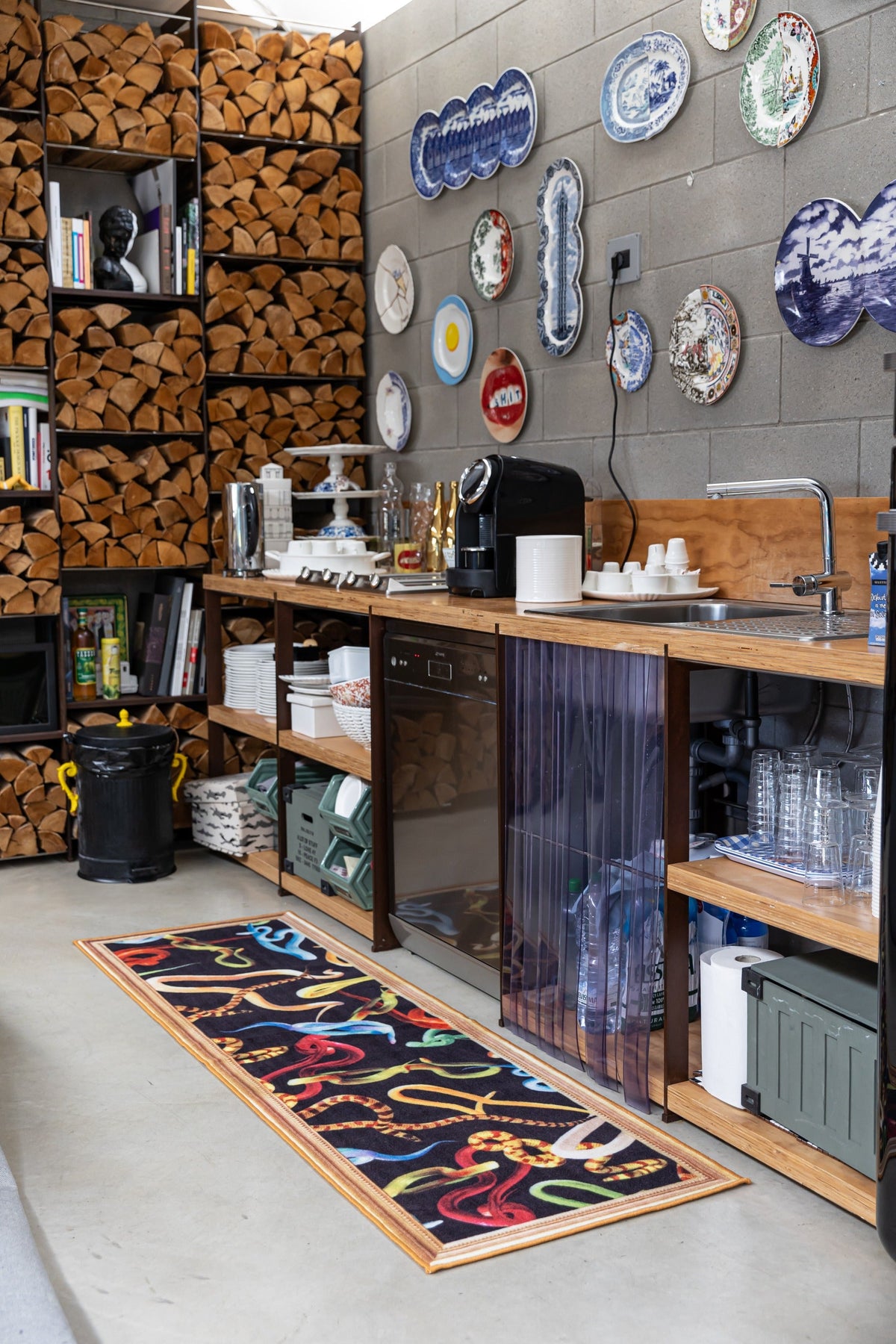 Tapis de cuisine Snakes de ToiletPaper - Seletti-vue 4-The Woods Gallery
