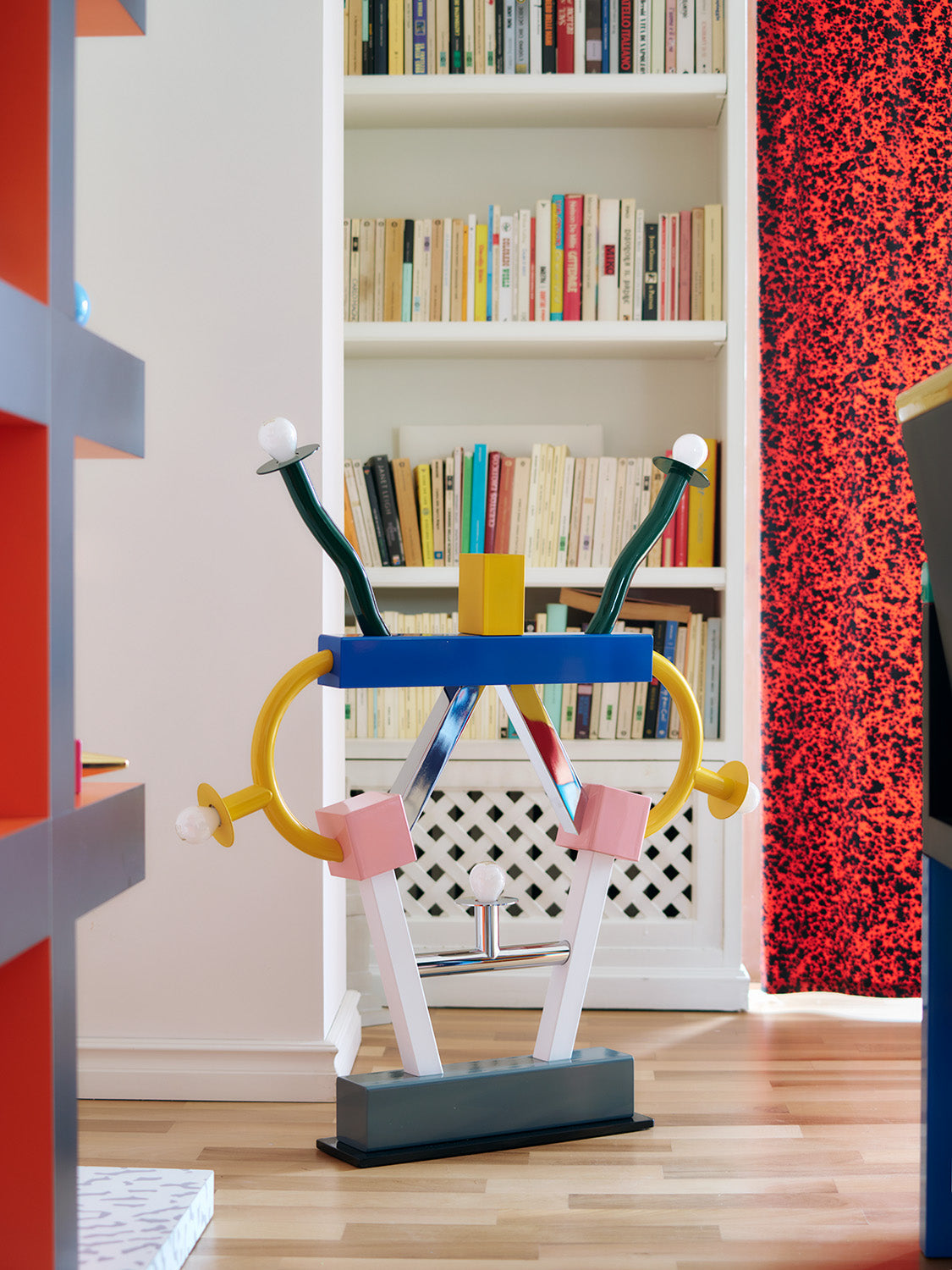 Lampe de table Ashoka par Ettore Sottsass - Memphis Milano-allumée, en situation devant une bibliothèque-The Woods Gallery