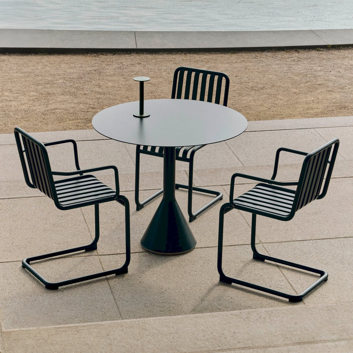 Fauteuil Palissade Cantilever de Ronan et Erwan Bouroullec - Hay-vue d’ambiance-The Woods Gallery