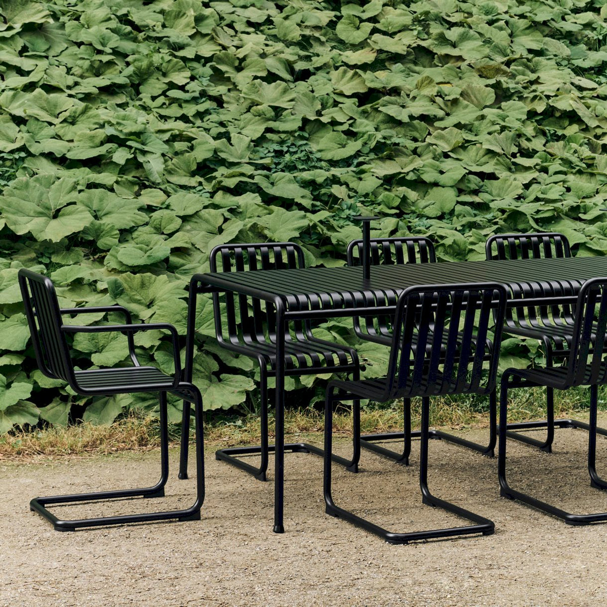 Fauteuil Palissade Cantilever de Ronan et Erwan Bouroullec - Hay-vue d’ambiance 2-The Woods Gallery