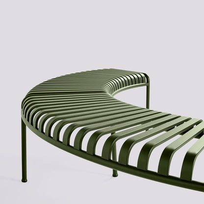 Banc arrondi Palissade avec pied central - Hay-vue d’ambiance-The Woods Gallery