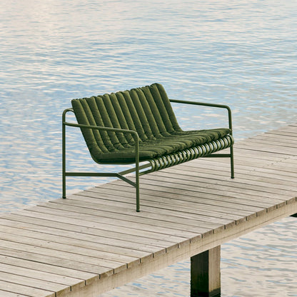 Coussin Soft Quilted pour fauteuil lounge bas Palissade - Hay-vue d’ambiance 3-The Woods Gallery