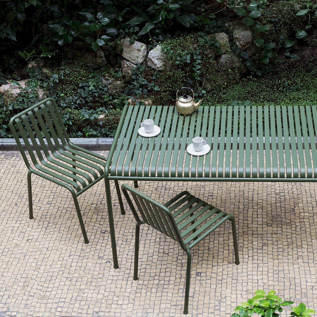Table rectangulaire Palissade L 220 de Ronan et Erwan Bouroullec - Hay-vue d’ambiance-The Woods Gallery