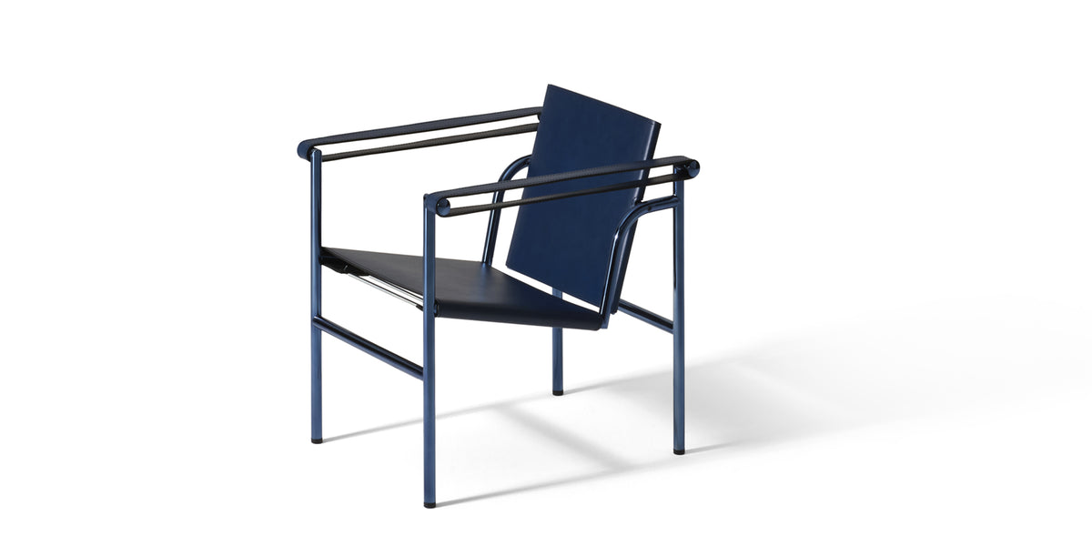 Fauteuil 1 dossier basculant (LC1) édition 60 ans - Cassina-vue de trois quarts, structure et cuir bleu-Cassina
